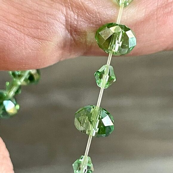 Green beaded  glass bracelet on stretchy cord - Picture 9 of 10